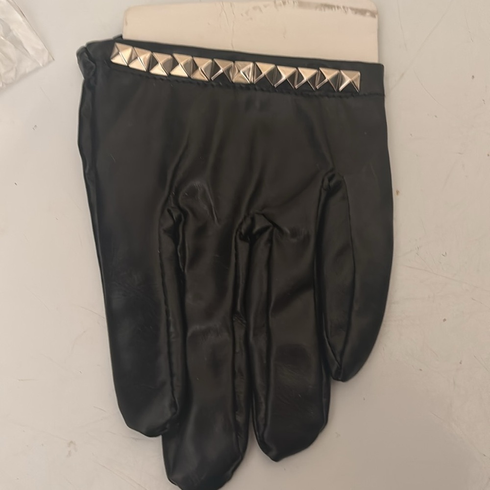 Leg Avenue Black Faux Leather Studded Cropped Gloves - Picture 6 of 8